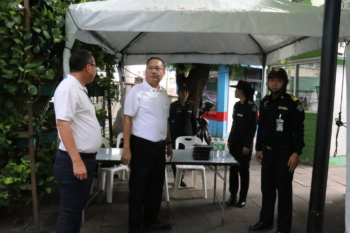 ผู้ว่าฯ ชัชชาติ นั่งวินมอไซค์ ไปอนุสาวรีย์ชัยฯ ตรวจชุมนุมใหญ่