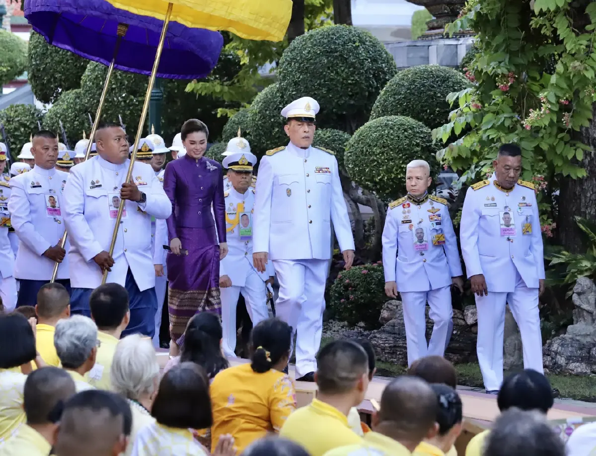 ในหลวง พระราชินี ทรงประกอบพิธีมังคลาภิเษกเหรียญพระบรมรูปพระบาทสมเด็จพระเจ้าอยู่หัว