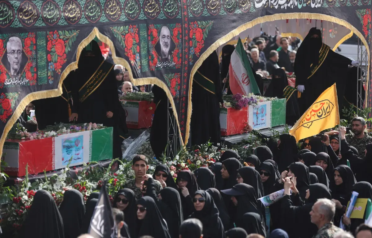 ‘อิหร่าน’ แห่ศพ 'ผบ.ทหาร-นักวิทย์' ผู้พลีชีพเพื่อชาติ ประชาชนร่วมงานล้นหลาม