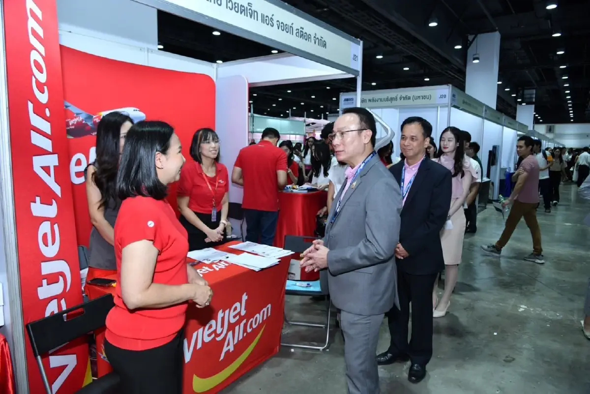 Job Expo Thailand 2025 คึกคัก งานสายบริการ การบิน แห่สมัครไม่ขาดสาย
