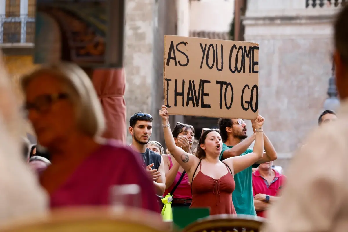 ‘ปืนฉีดน้ำ’ สัญลักษณ์การประท้วงขับไล่นักท่องเที่ยวในยุโรป