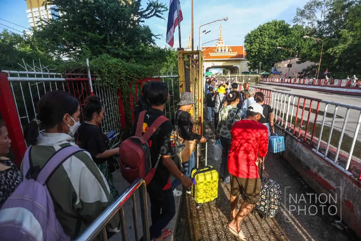 ชาวกัมพูชาแห่กลับภูมิลำเนา หลังเปิด 'ด่านบ้านคลองลึก' ชั่วคราว