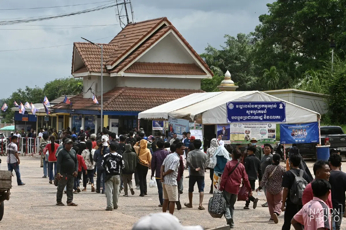ทะลัก 'ด่านช่องจอม' ชาวกัมพูชากว่า 500 ชีวิต แห่ข้ามกลับประเทศ
