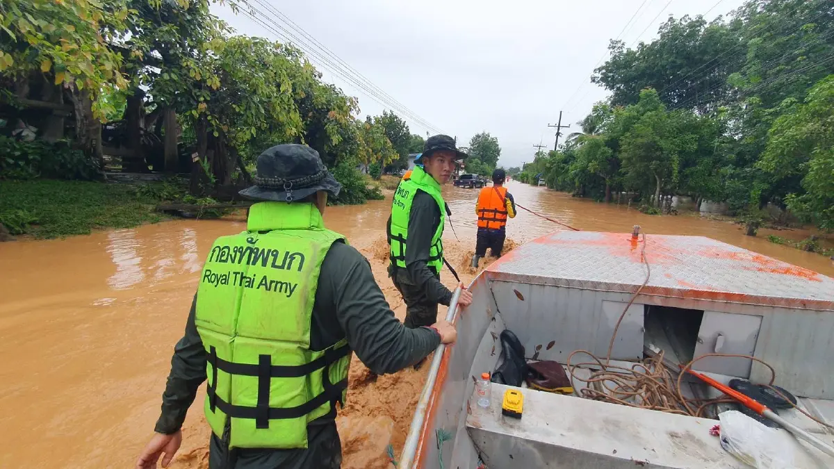 ฝนถล่มเชียงรายหนัก 5 อำเภออ่วม บ้านเรือนเสียหาย 4,400 หลัง ถนนขาด
