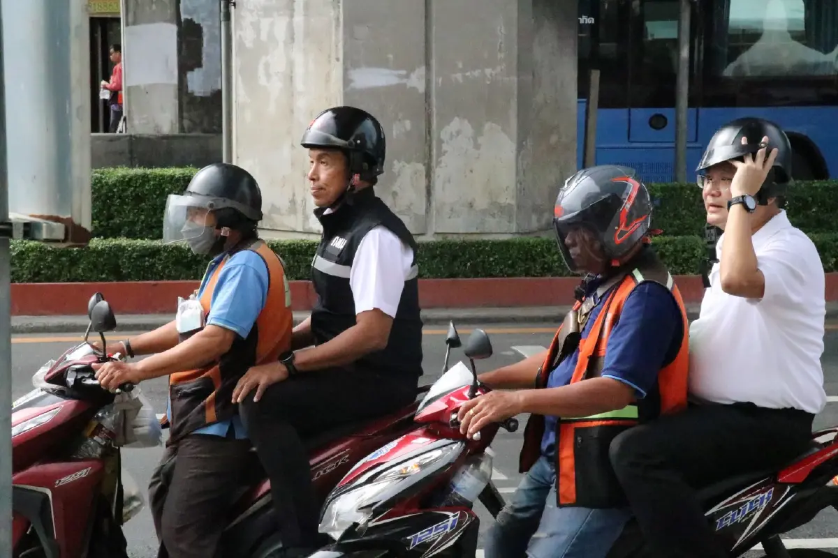 ผู้ว่าฯ ชัชชาติ นั่งวินมอไซค์ ไปอนุสาวรีย์ชัยฯ ตรวจชุมนุมใหญ่