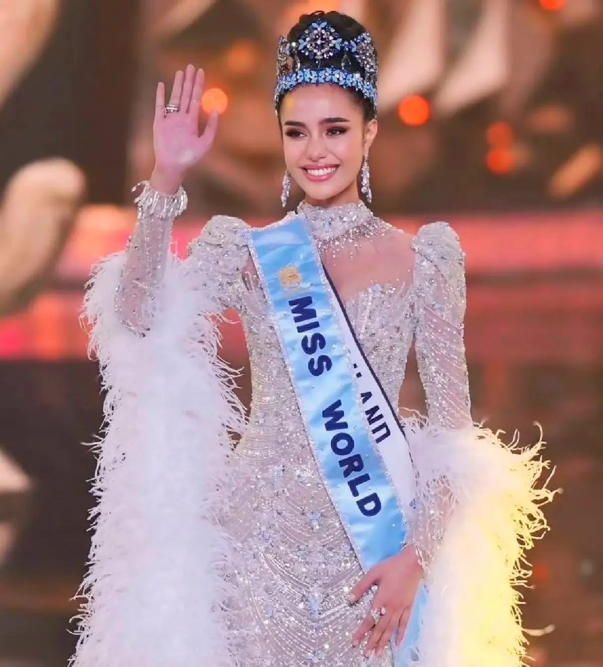 ทำไม ‘ป้าจู’ แห่งมงฟ้า เลือกใส่ชุดเดิมซ้ำในงาน Miss World 2025