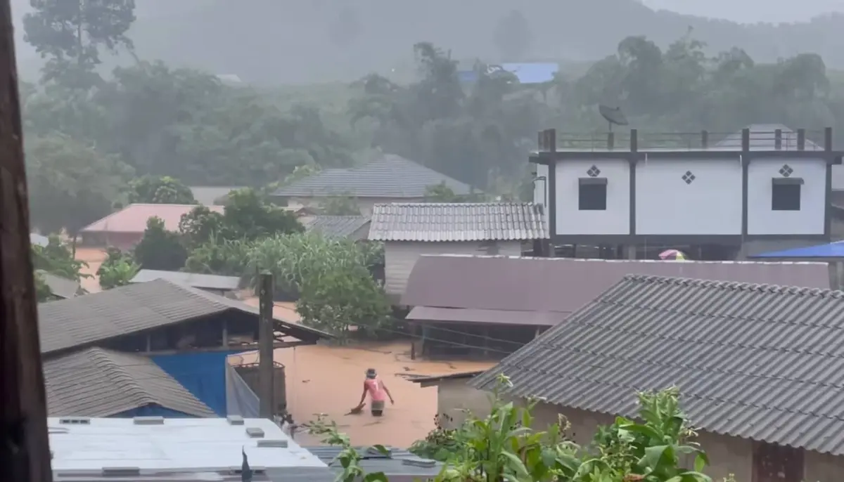 น้ำท่วมเชียงราย น้ำป่าถล่มพญาเม็งราย-เวียงชัย ขนของขึ้นที่สูง