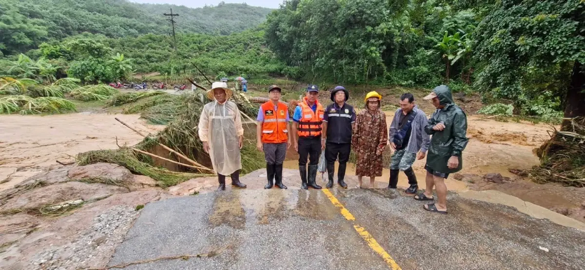 ฝนถล่มเชียงรายหนัก 5 อำเภออ่วม บ้านเรือนเสียหาย 4,400 หลัง ถนนขาด