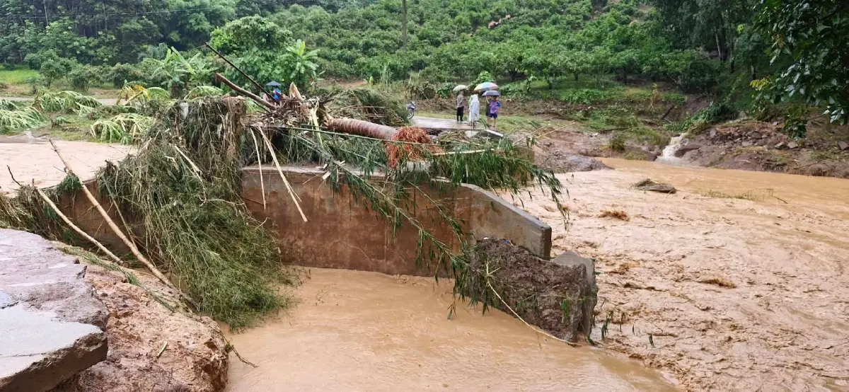 ฝนถล่มเชียงรายหนัก 5 อำเภออ่วม บ้านเรือนเสียหาย 4,400 หลัง ถนนขาด
