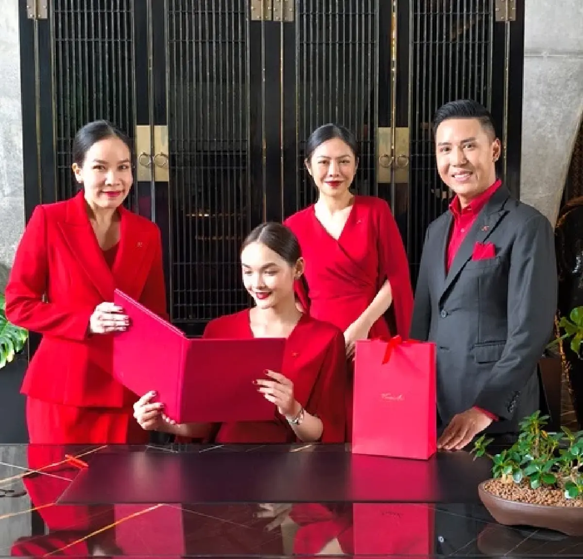 ฉลอง 15 ปี ‘Lady in Red’ และ Gentleman in Red ณ รร.สินธรเคมปินสกี้ฯ