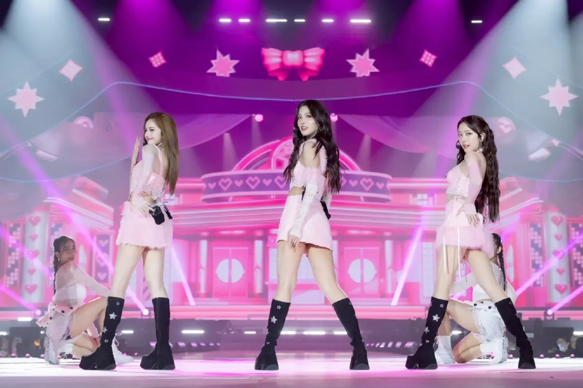 'BLUSH BLOSSOM FAN FEST' 10 สาว 'GMMTV' เสิร์ฟโชว์ 2 วัน ติดเทรนด์โลกอันดับ 1