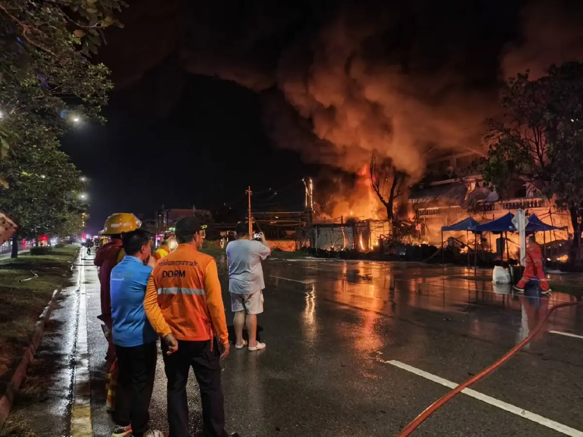 ด่วน ไฟไหม้โกดังสินค้า อุดรธานี ใกล้โค้งหนองหิน ยังคุมเพลิงไม่ได้