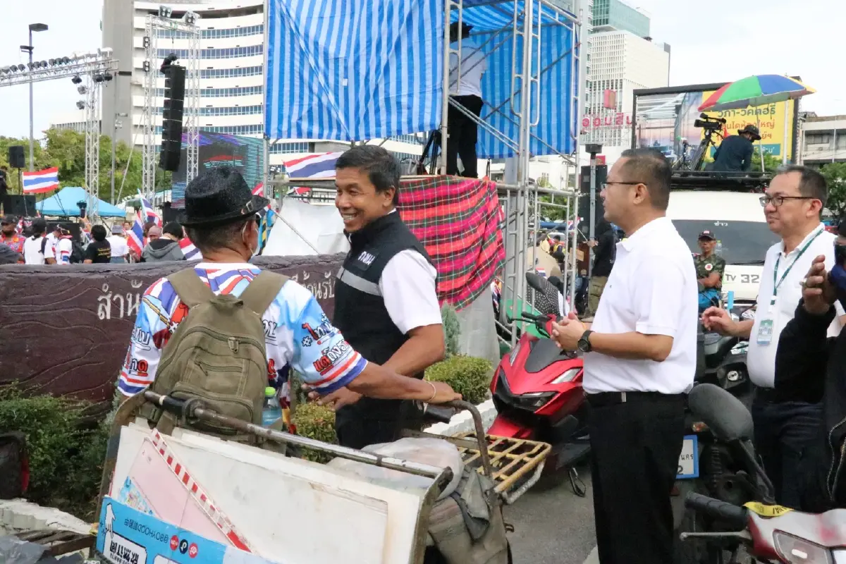 ผู้ว่าฯ ชัชชาติ นั่งวินมอไซค์ ไปอนุสาวรีย์ชัยฯ ตรวจชุมนุมใหญ่