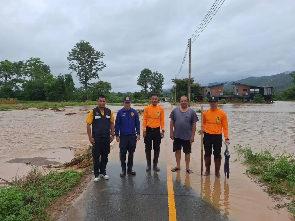 น้ำท่วมเชียงกลาง จ.น่าน ระดับน้ำเริ่มทรงตัว แต่ถนนผ่านไม่ได้