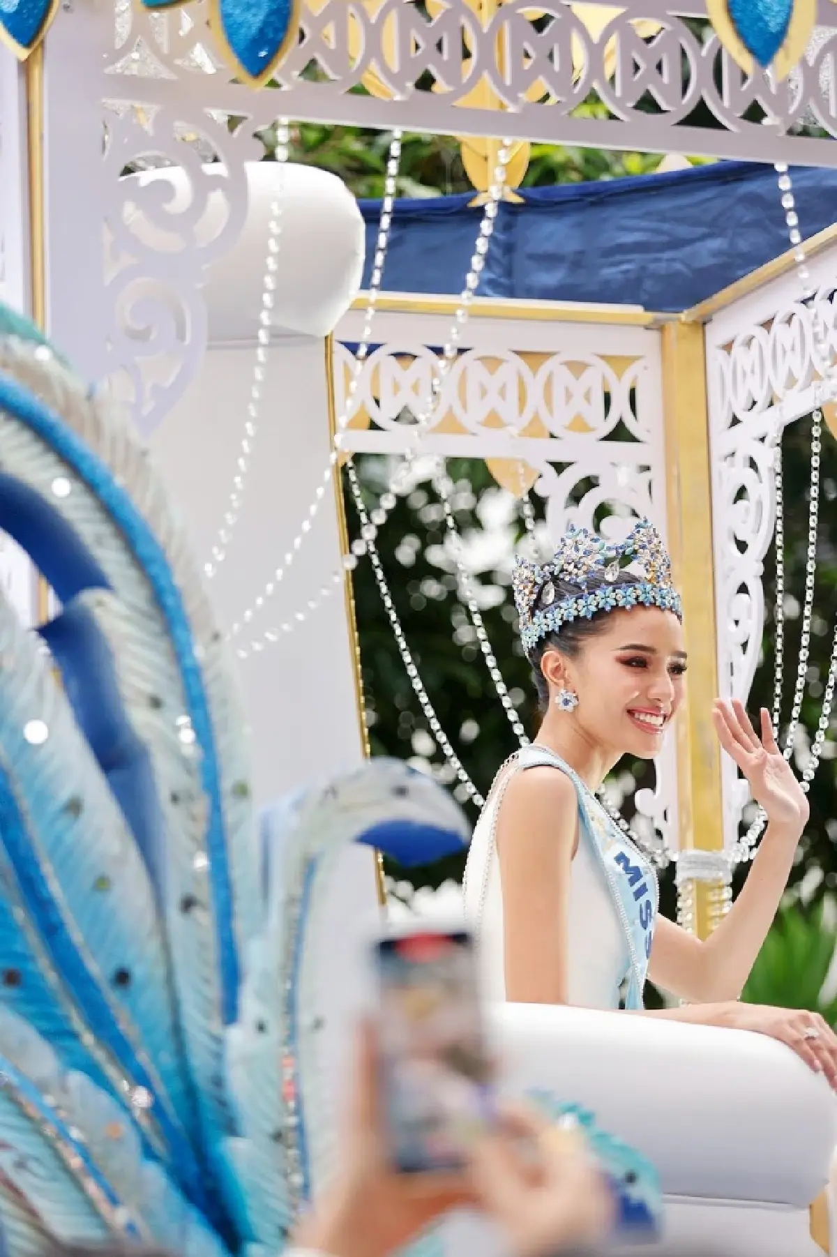 ชมภาพ ขบวนแห่แห่งเกียรติยศ โอปอล สุชาตา มิสเวิลด์ 2025 คนแรกของไทย