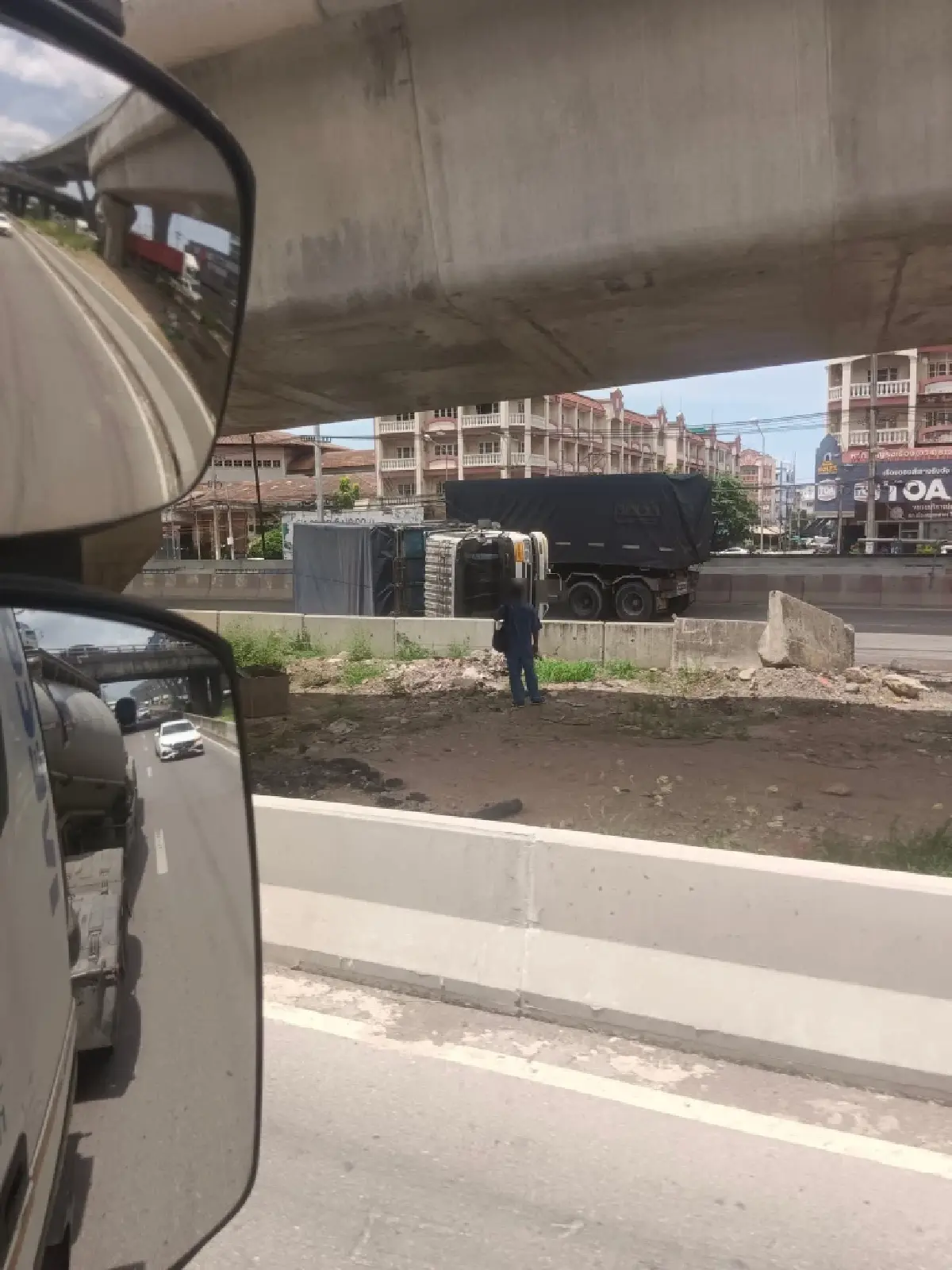 กระทบหนัก ปิดทุกช่องทาง ถนนพระราม 2 อุบัติเหตุรถบรรทุกพลิกคว่ำ