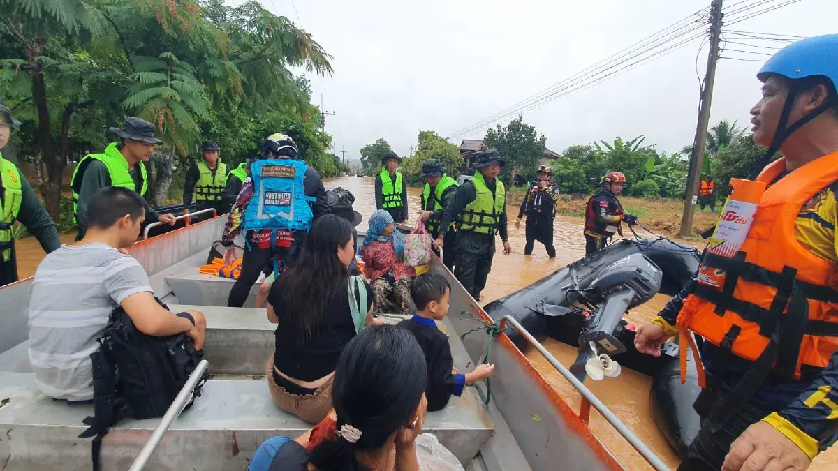 ฝนถล่มเชียงรายหนัก 5 อำเภออ่วม บ้านเรือนเสียหาย 4,400 หลัง ถนนขาด