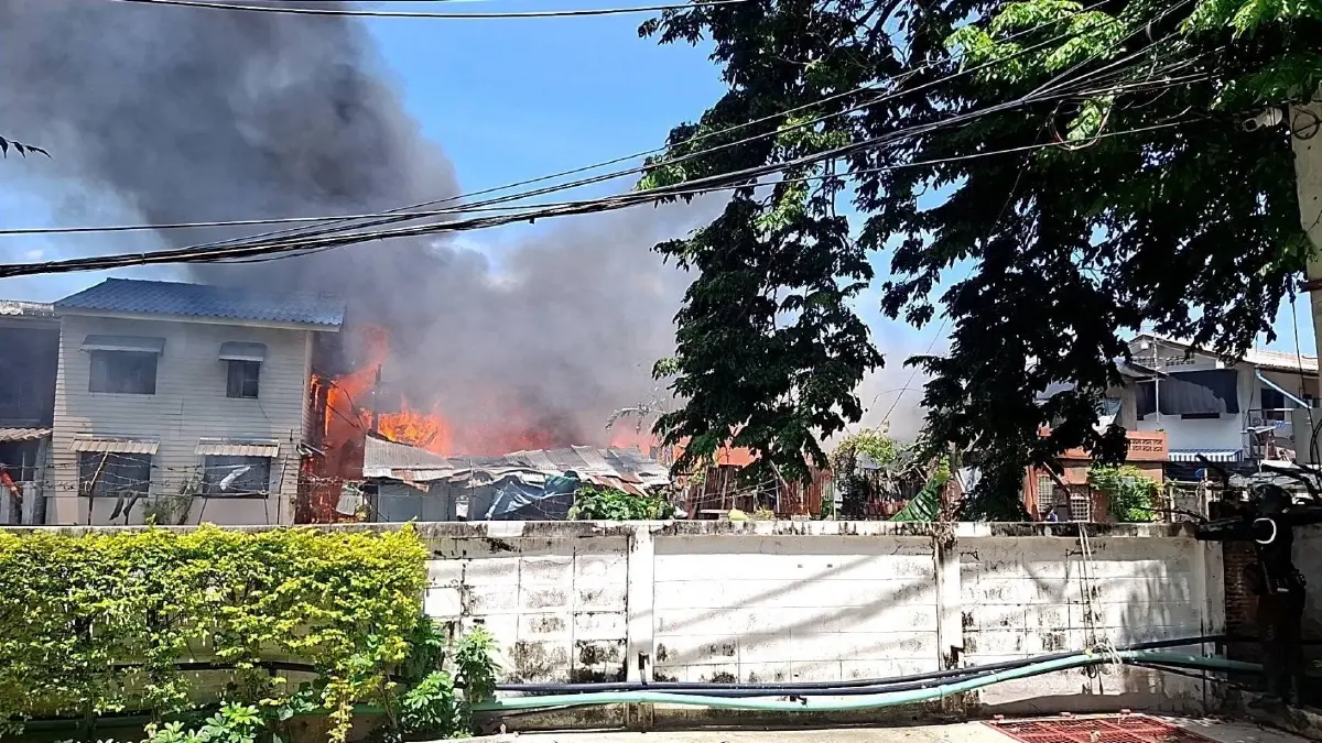 ไฟไหม้บ้านกลางกรุงเทพฯ ซอยสุคันธาราม 21 เขตดุสิต เสียหาย 3 หลัง