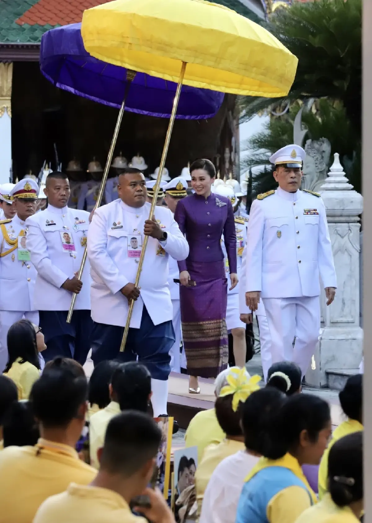 ในหลวง พระราชินี ทรงประกอบพิธีมังคลาภิเษกเหรียญพระบรมรูปพระบาทสมเด็จพระเจ้าอยู่หัว