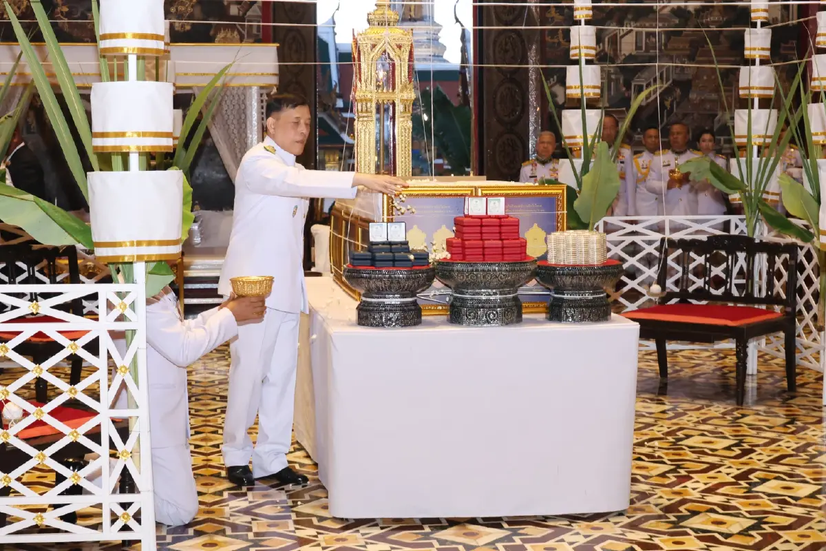 ในหลวง พระราชินี ทรงประกอบพิธีมังคลาภิเษกเหรียญพระบรมรูปพระบาทสมเด็จพระเจ้าอยู่หัว