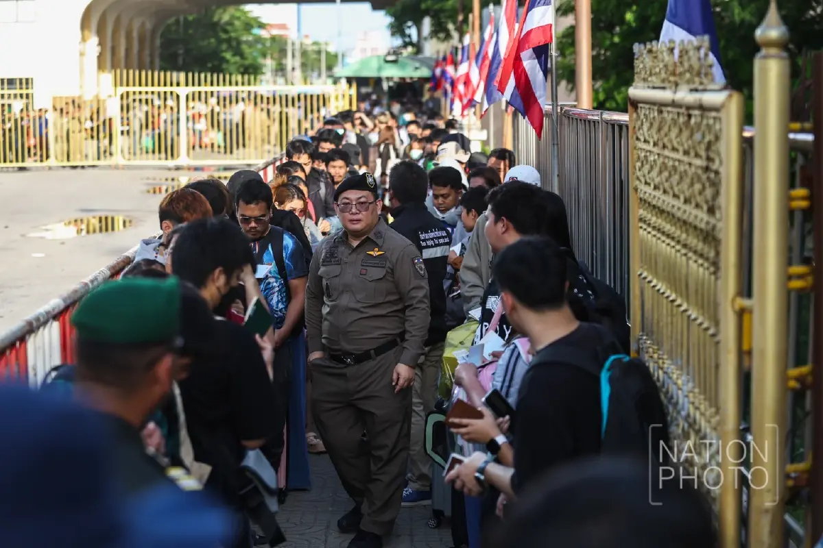 ชาวกัมพูชาแห่กลับภูมิลำเนา หลังเปิด 'ด่านบ้านคลองลึก' ชั่วคราว