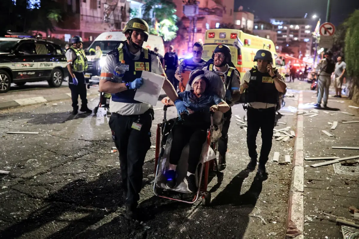 ‘อิหร่าน’ เอาคืน ‘อิสราเอล’ ยิงขีปนาวุธโจมตี ‘เทลอาวีฟ-เยรูซาเล็ม’ เกือบ 100 ลูก