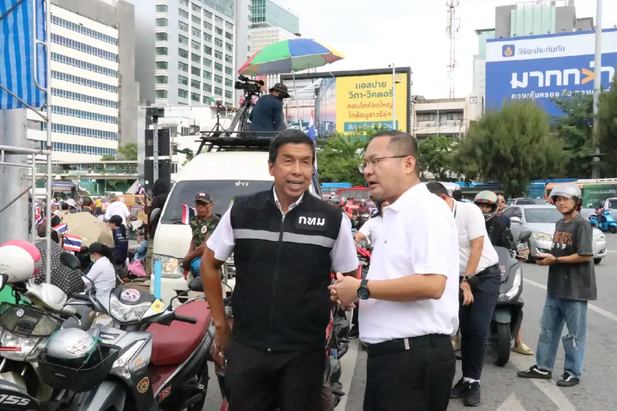 ผู้ว่าฯ ชัชชาติ นั่งวินมอไซค์ ไปอนุสาวรีย์ชัยฯ ตรวจชุมนุมใหญ่