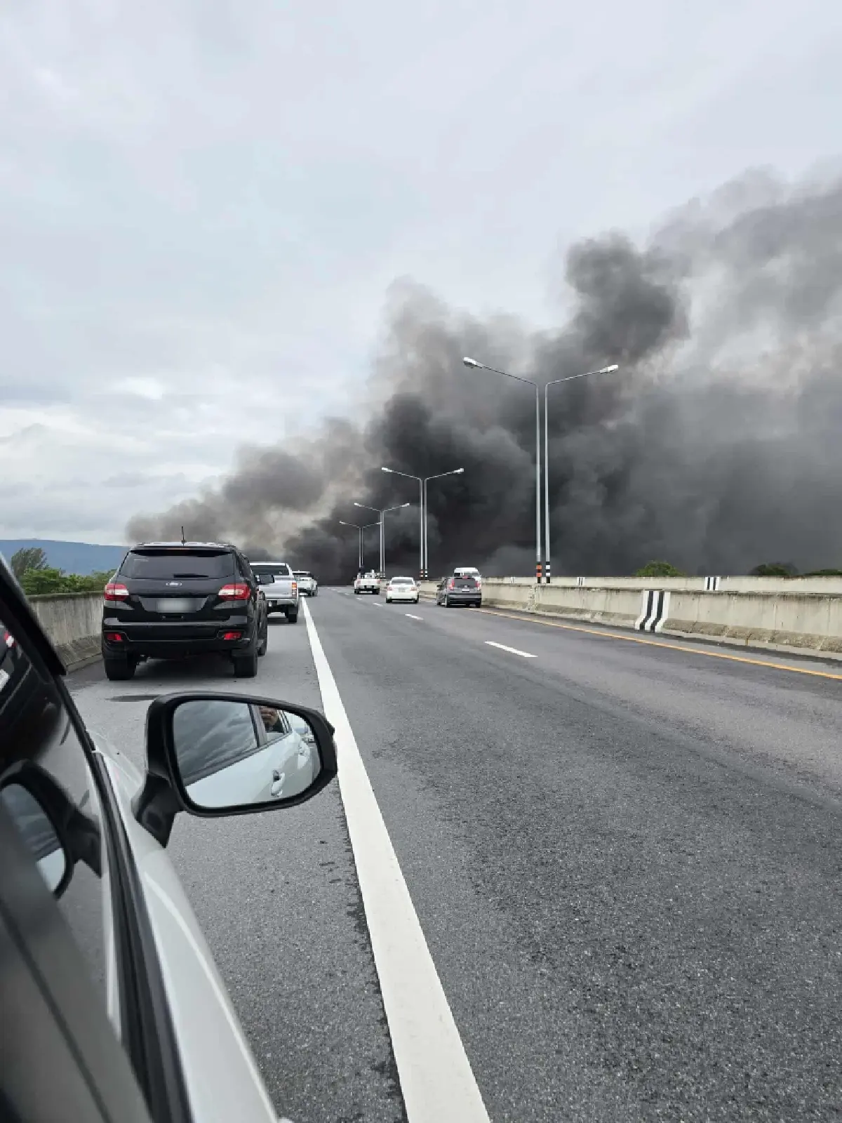 ด่วน ไฟไหม้บ้านประชาชน ถนนมิตรภาพ ช่วงลำตะคอง กลุ่มควันดำท่วม M6