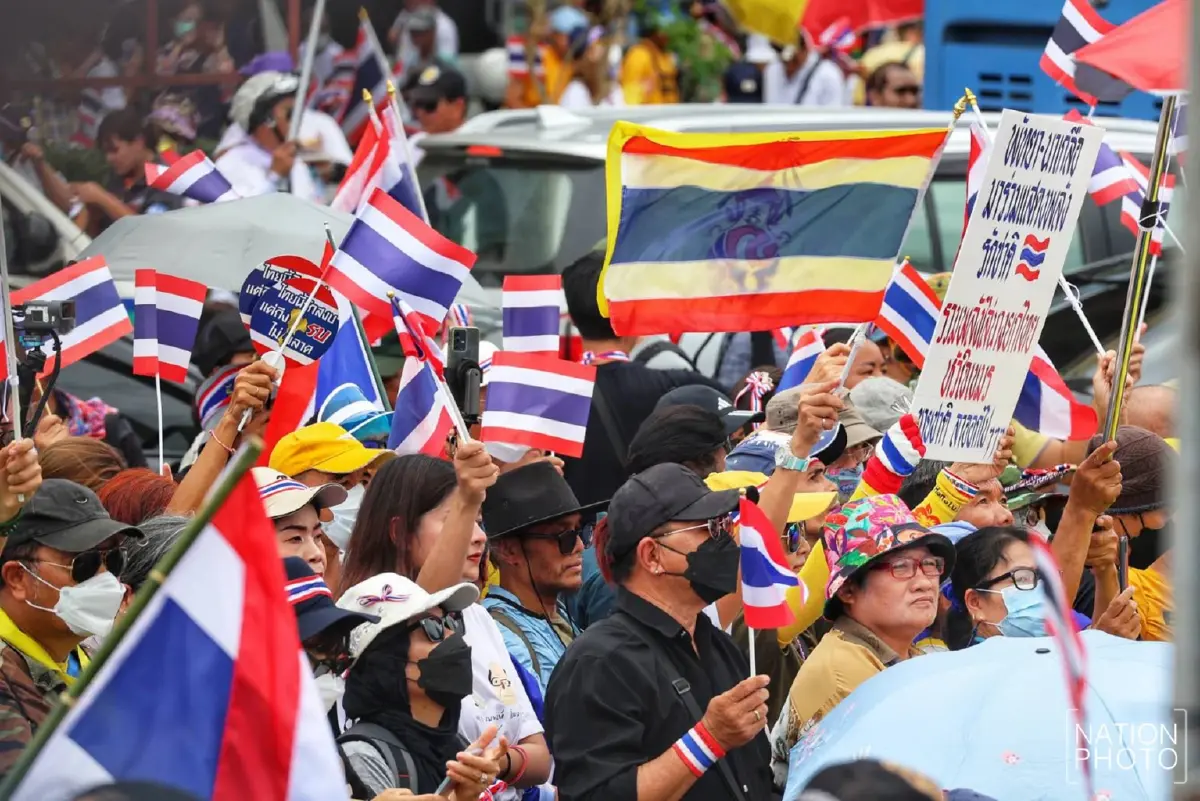 ปิดจราจร พหลโยธิน ขาลงอนุสาวรีย์ชัยสมรภูมิ ผู้ชุมนุมเต็มพื้นที่