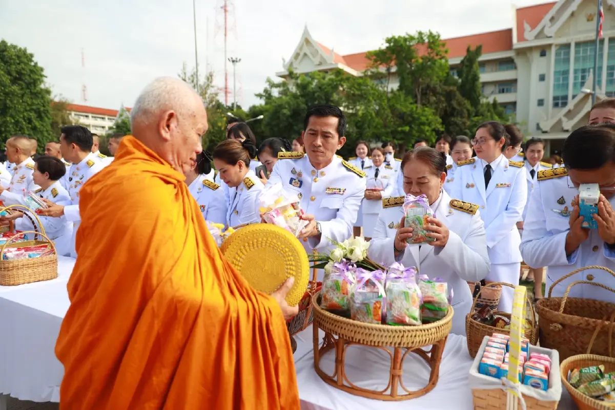 ทำบุญตักบาตรถวายพระราชกุศล วันเฉลิมพระชนมพรรษา 'พระราชินี'