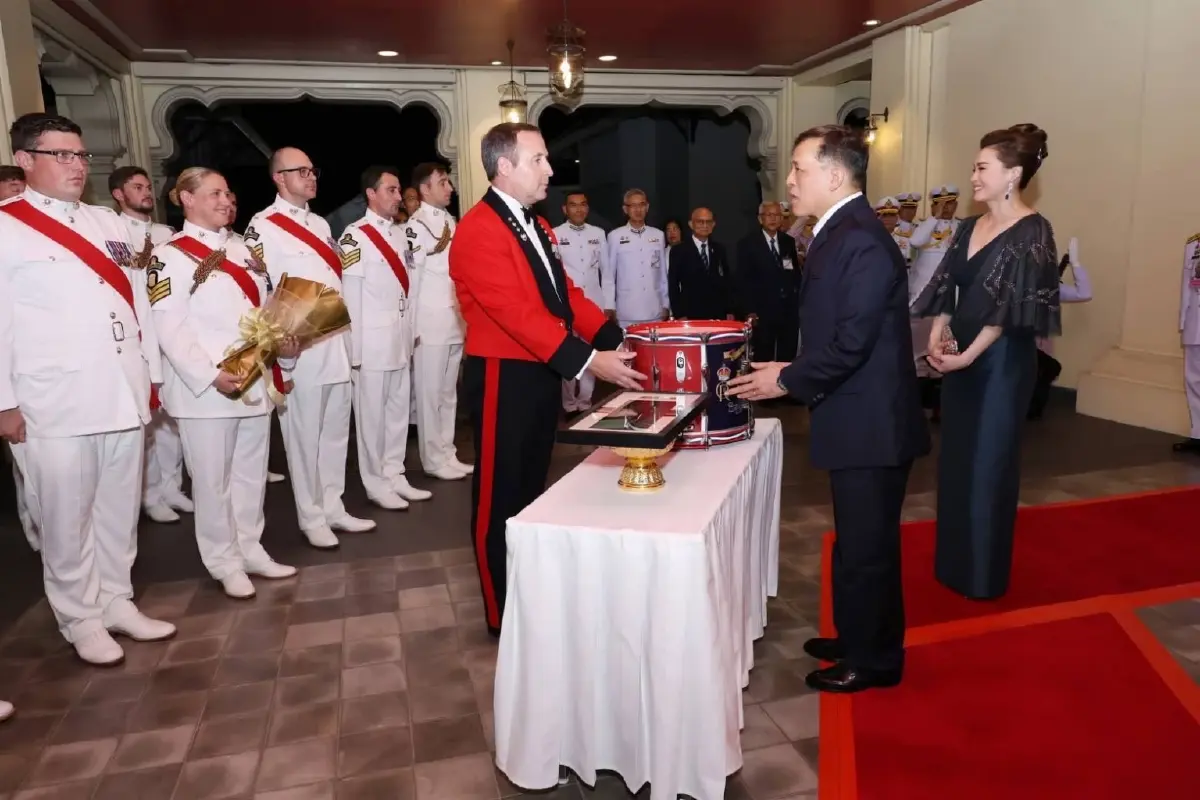 ในหลวง-พระราชินีทอดพระเนตรการแสดงดนตรีวงดุริยางค์ราชนาวิกโยธินในสมเด็จพระเจ้าชาลส์ที่ 3 แห่งสหราชอาณาจักร