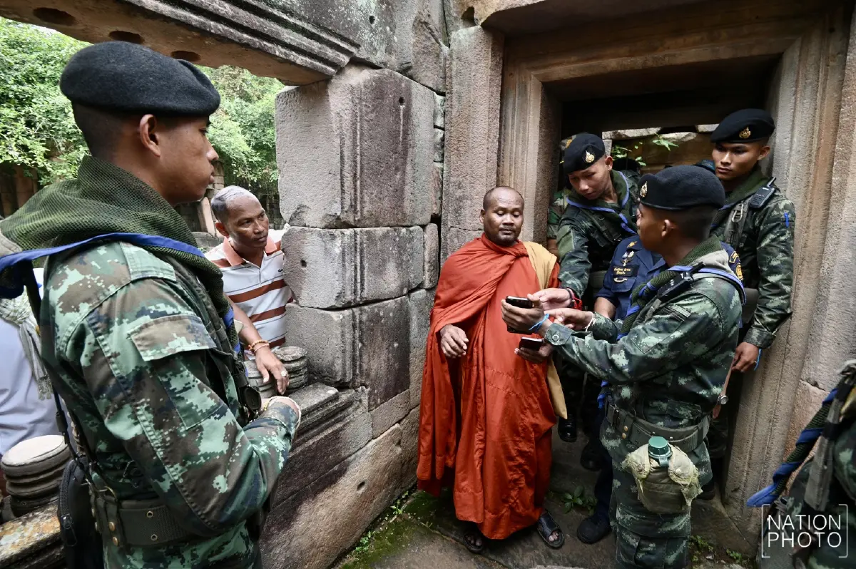 ป่วนอีก! พระกัมพูชา ละเมิดกฎ แอบไลฟ์สดในเขตปราสาทตาเมือนธม