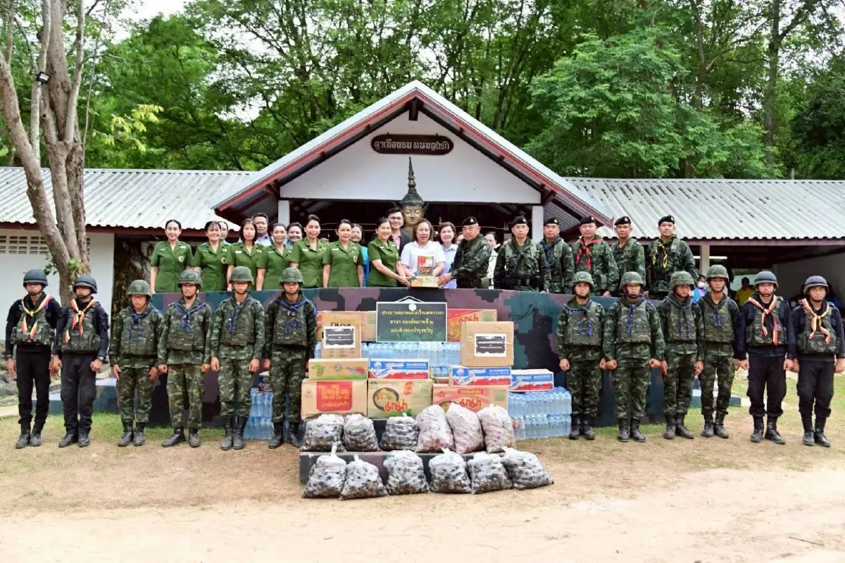 กำลังใจ 'มทภ.2' คณะแม่บ้านมอบสิ่งของให้ ทหารปฏิบัติหน้าที่ปราสาทตาเมือนธม