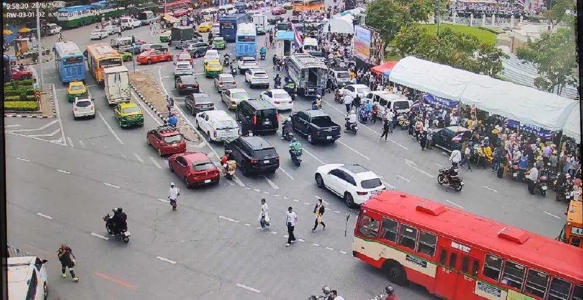 จราจรเริ่มวิกฤต ม็อบแน่นอนุสาวรีย์ชัยสมรภูมิ แนะเลี่ยงเส้นทาง