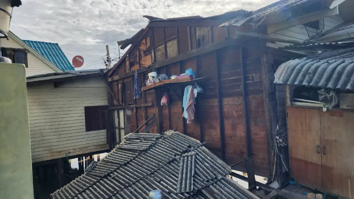 ด่วน บ้านทรุดลงน้ำ ใกล้ซอยพิบูลสงคราม 1 มีผู้บาดเจ็บ เร่งนำส่ง รพ.