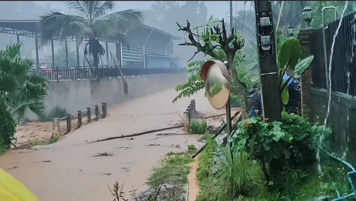 น้ำท่วมเชียงราย น้ำป่าถล่มพญาเม็งราย-เวียงชัย ขนของขึ้นที่สูง