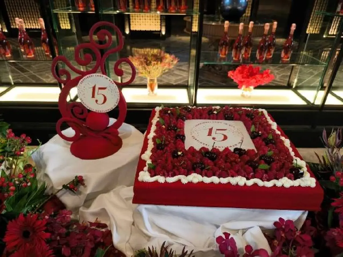 ฉลอง 15 ปี ‘Lady in Red’ และ Gentleman in Red ณ รร.สินธรเคมปินสกี้ฯ