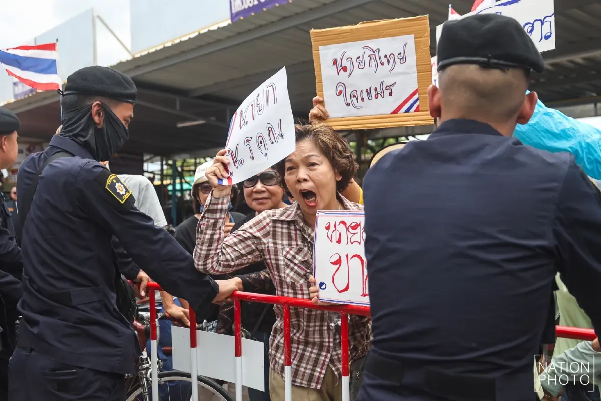 นายกฯสู้ๆ! 'แพทองธาร' ยิ้มออกมีกองเชียร์ ขณะกลุ่มต้านตะโกนไล่