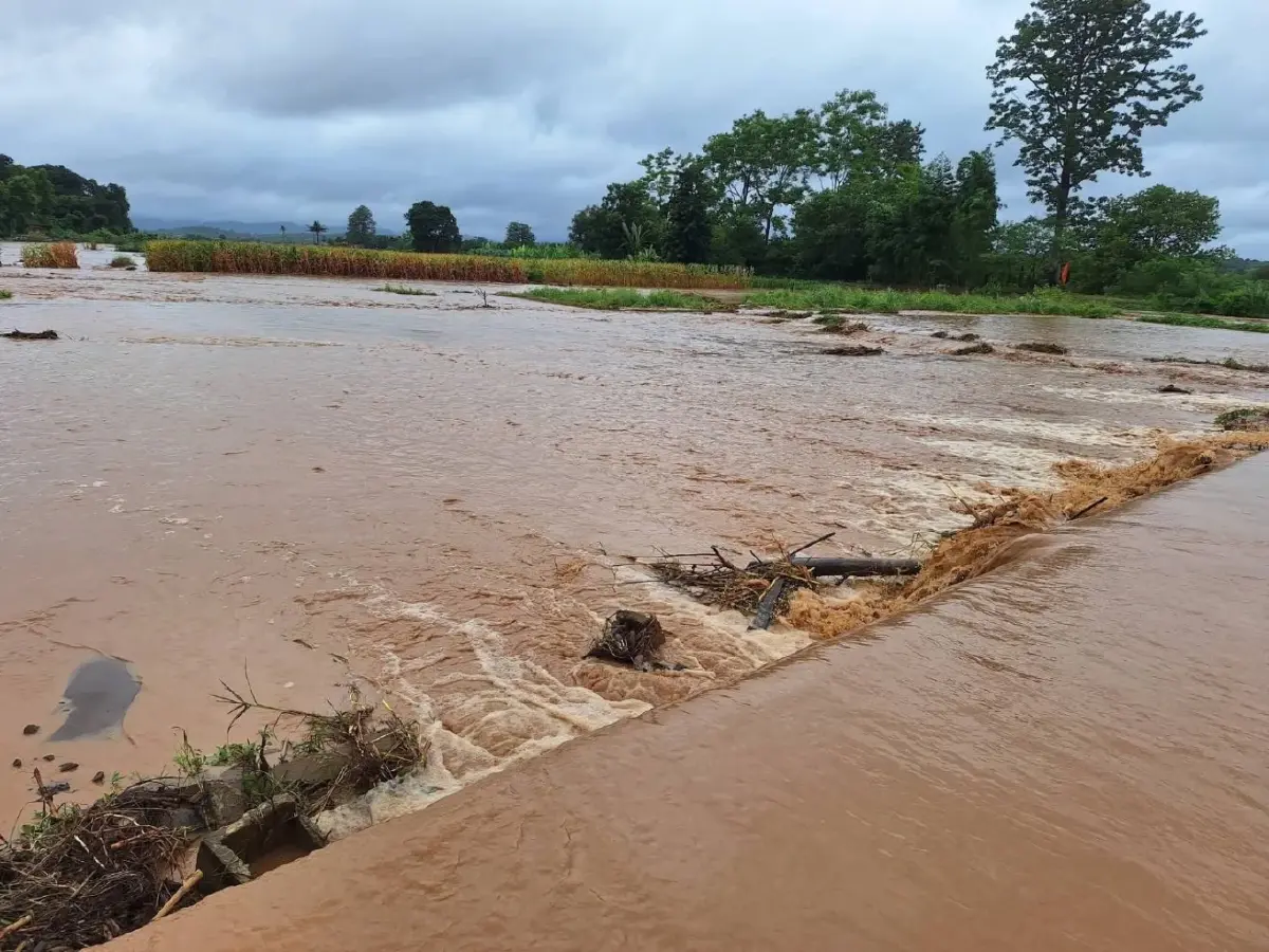 น้ำท่วมเชียงกลาง จ.น่าน ระดับน้ำเริ่มทรงตัว แต่ถนนผ่านไม่ได้