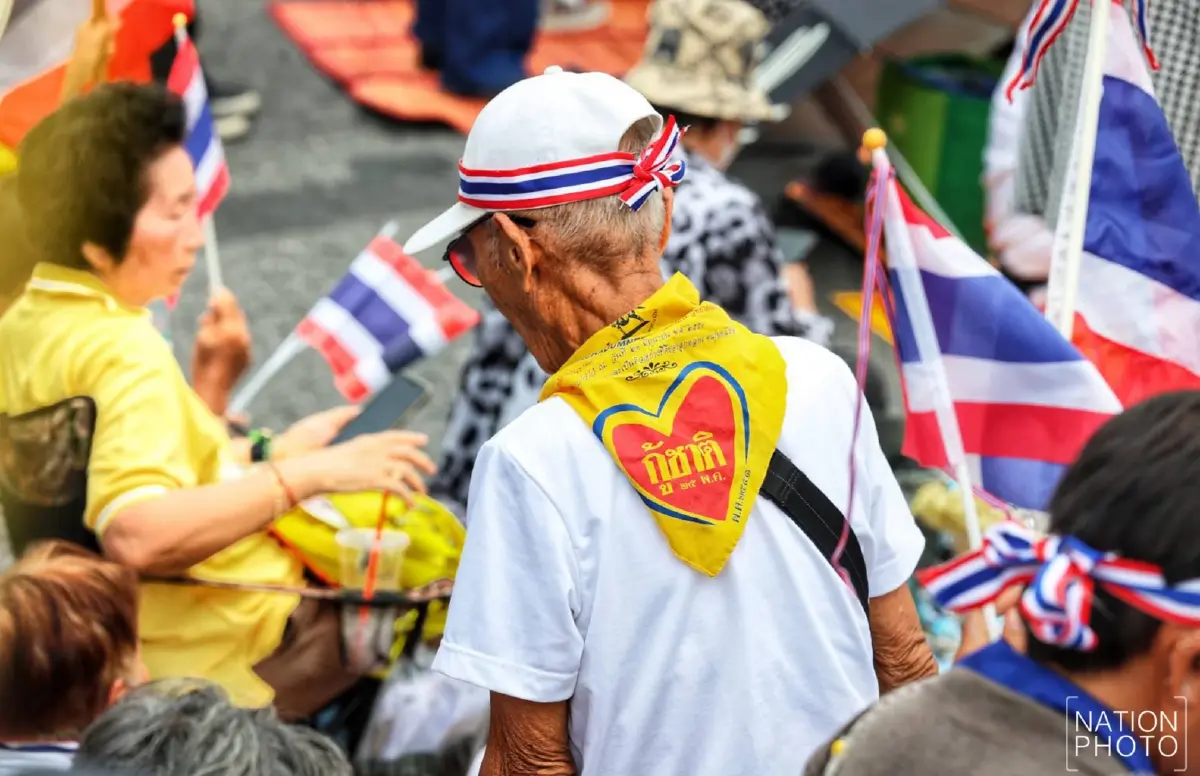 ปิดจราจร พหลโยธิน ขาลงอนุสาวรีย์ชัยสมรภูมิ ผู้ชุมนุมเต็มพื้นที่