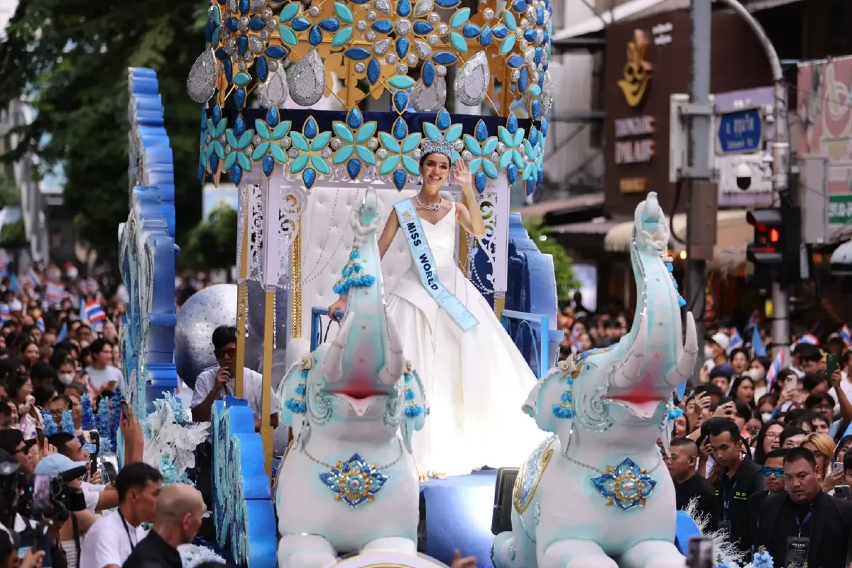 ชมภาพ ขบวนแห่แห่งเกียรติยศ โอปอล สุชาตา มิสเวิลด์ 2025 คนแรกของไทย
