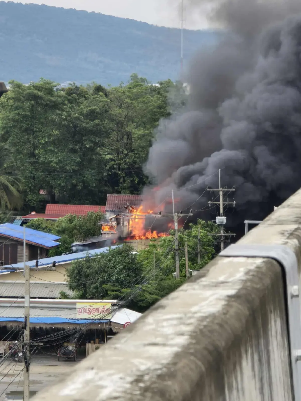 ด่วน ไฟไหม้บ้านประชาชน ถนนมิตรภาพ ช่วงลำตะคอง กลุ่มควันดำท่วม M6