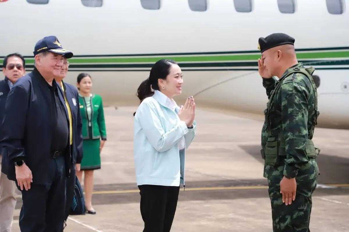อุ๊งอิ๊ง แพทองธาร ยิ้ม พล.ท.บุญสิน แม่ทัพภาค 2 รอรับสนามบินอุบลฯ