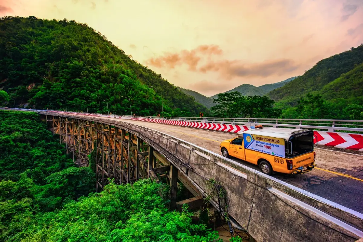 ชวนเช็กอิน 'สะพานพ่อขุนผาเมือง' สะพานกลางหุบเขา ชมวิวได้ 360 องศา