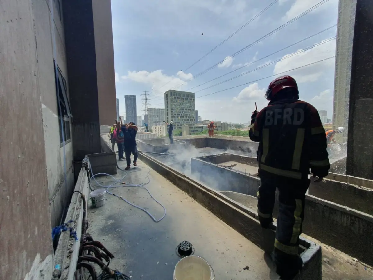 ด่วน! ไฟไหม้อาคารก่อสร้าง ซอยลาดพร้าว 8 จนท.เร่งดับเพลิงวุ่น