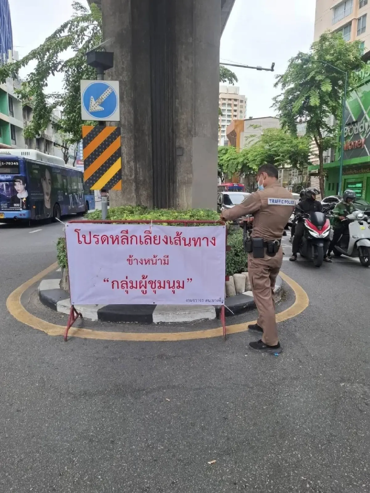 จราจรเริ่มวิกฤต ม็อบแน่นอนุสาวรีย์ชัยสมรภูมิ แนะเลี่ยงเส้นทาง