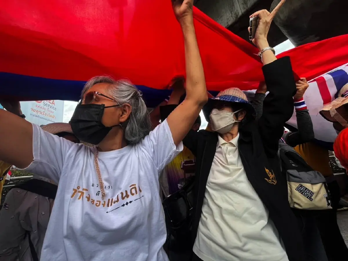 ม็อบกางธงชาติไทยยาว 100 เมตรหลายผืน โชว์พลังป้องอธิปไตย