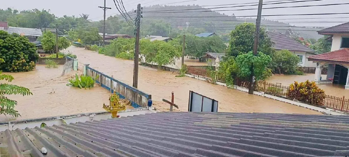 น้ำท่วมเชียงราย น้ำป่าถล่มพญาเม็งราย-เวียงชัย ขนของขึ้นที่สูง