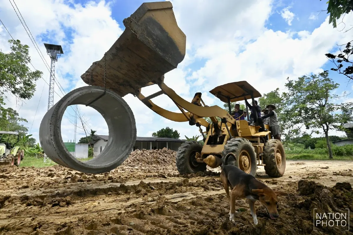 ชาวบ้านรวมพลังสร้างบังเกอร์หลบภัย พร้อมรับเหตุฉุกเฉินชายแดน