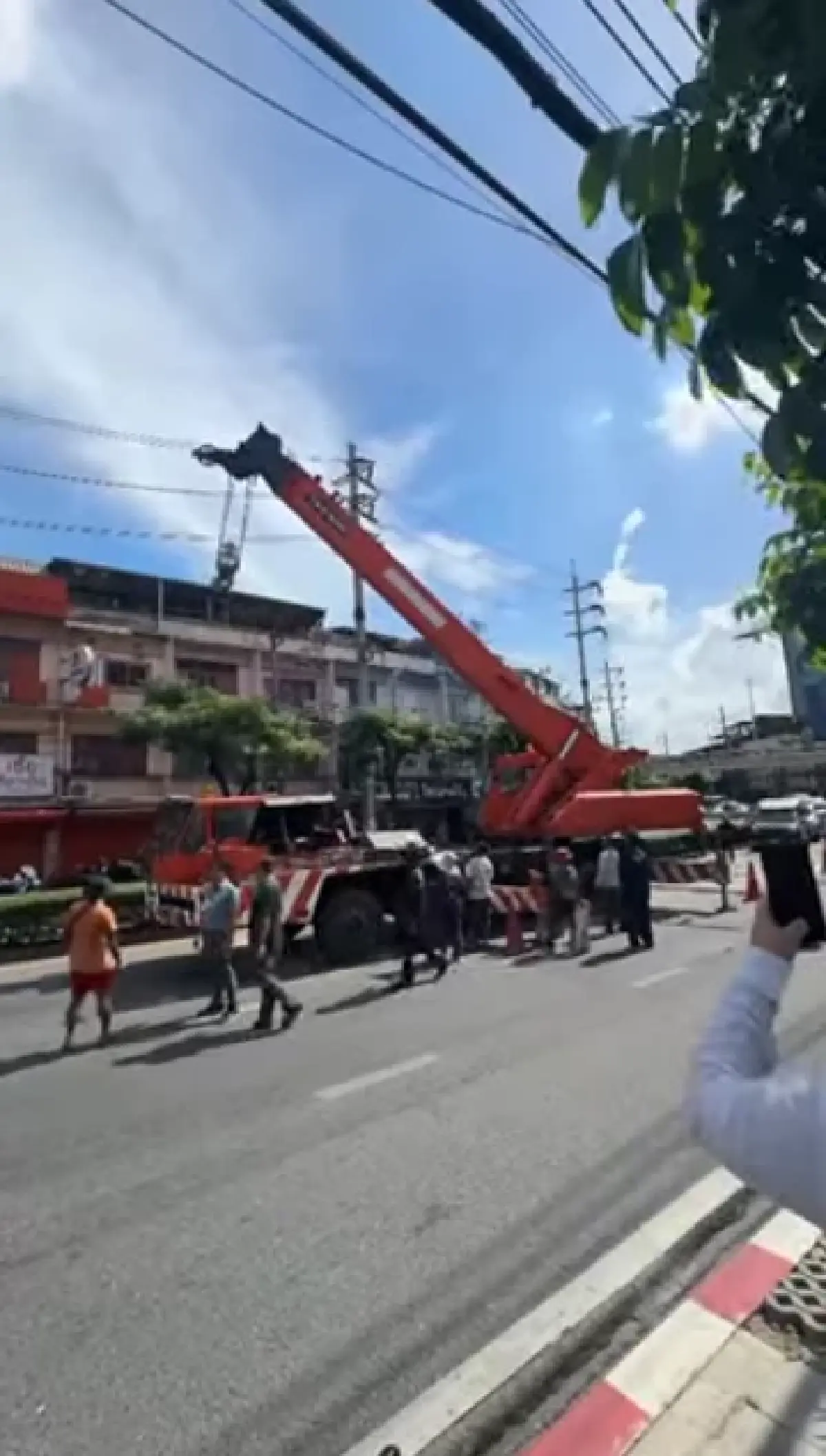 คืบหน้า รถเครนจอดเสีย ถนนพระราม 4 รถติด สะพานสมเด็จพระเจ้าตากสิน